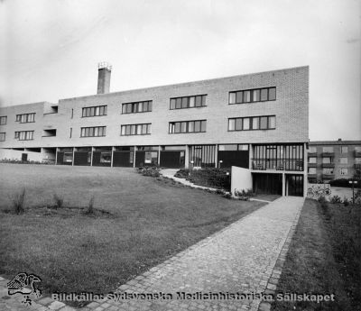 Lasarettshemmet vid Margaretavägen
Foto monterat på kartong. Påskrift: "Foto i Lasarettsarkivet", andra halvan av 1900-talet.
Nyckelord: Kapsel 04;Sjukhem;Lasarettshem;Margaretavägen;Foto;Monterat