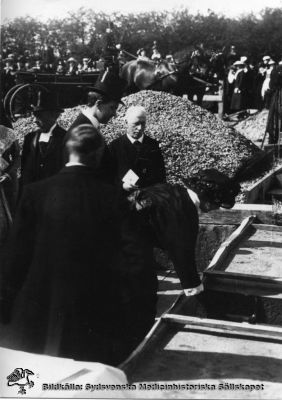 Första spadtaget för Ribbingska sjukhemmet
Foto monterat på kartong. Påskrift: "Sjukhem (Ribbingska utställn. Kronprinsessan Margareta gräver första spadtaget till ribbingska sjukhemmet. Maj 1914". Den vithårige mannen bortom det kungliga paret bör vara prof. Seved Ribbing.
Nyckelord: Kapsel 04;Sjukhem;Ribbingska;Kronprinsessan;Margareta;Spadtag;1914