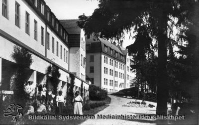 Orupssanatoriet i Höör.
Vykort. Påskrift: "Sjukhem" Tryckt text: Orup Sanatorium pr Höör. Ensamrätt och förlag: Billingska bokhandeln, Höör. 
Från 1900-talets mitt.
Nyckelord: Kapsel 04;Sjukhem;Orup;Sanatorium;Höör;Vykort