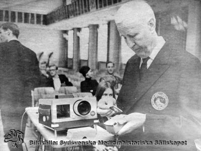 Rector Magnificus Philip Sandblom i Akademiska föreningens Stora Sal i Lund, 
Uppenbarligen inför något studentmöte 1969. Publicerad i Bengmark 1983. 
Påskrift: "Personal LL". Omonterat och mycket blekt foto utan annan indexeringshjälp.
Nyckelord: Kapsel 04;Akademiska Föreningen;AF;Lund;Philip;Sandblom;Foto;Omonterat