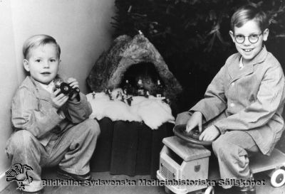 Barn på Lasarettet i Lund
Foto monterat på kartong. Påskrift: "Personal LL. Iris Eslöv". Inget annat indexeringsstöd. 
Foto möjligen 1970-talet, för andra bilder från barnkliniken på den tiden låg i närheten.
Nyckelord: Kapsel 04;Foto;Monterat;Barn;Julkrubba;Jul;Iris;Eslöv