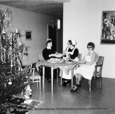 Jul på reumatologiska kliniken c:a 1960
Omonterat fotografi. Påskrift: "Personal LL. o 1960 Reumaten.". 
Nyckelord: Kapsel 04;Personal;Foto;Omonterat;Jul;Julkaffe;Reumatologi