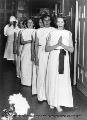 Lucia firas på ortopediska kliniken 1954
Omonterat fotografi. Påskrift: "Personal LL. Ortopeden C 1954.". 
Nyckelord: Kapsel 04;Personal;Foto;Omonterat;Luciatåg;Ortopedi;1954;Lucia