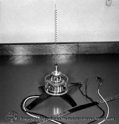 Medicinsk teknik, tele-EEG
Första EEG - telemetrisändaren vid lasarettet i Lund. Konstruktör: Ing. Henry Ericsson. Radiologiska Klinikens forskningsavdelning. 1961. 
Mottagare: Ombyggd F.M. kortvågsmottagare. 
Sändaren hade två elektroder (tunna rostfria stålelektroder som stacks in i huden i huvudsvålen ). Den skickade EEG-signalen utanför strålbehandlingsrummet dit man inte kunde få in en stor EEG-apparat. Man ville se om bestrålningen av hjärntumörpatienter hade någon omedelbar effekt på EEG - kurvan. Ingen omedelbar påverkan sågs
Nyckelord: EEG;Telemetri;Lund;Lasarettet;Lund;Henry;Ericsson;1961;MS 7197
