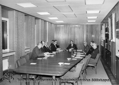 Sammanträde med direktionen för Lasarettet i Lund, 1960-talet
Monerat originalfoto i kapsel innehållande bilder för Flaums historik 1968. Nr 4 från vänster är direktionens sekreterare Bengt Lundquist, nr 5 är sjukhusdirektör Arne Johansson. Landshövding GA Widell är ordförande. Till höger om honom sitter politikern Fredrik Swartling, professor Olle Olsson och professor Haqvin Malmros. Herrarna på bordets vänstra sida är troligen landstingspolitiker.
Nyckelord: Kapsel 17;Lund;Lasarettet;Direktionen;Arne;Johansson;Bengt;Lundquist;Sammanträde;Olle;Olsson;Haqvin;Malmros;Fredrik;Swartling;1960-talet