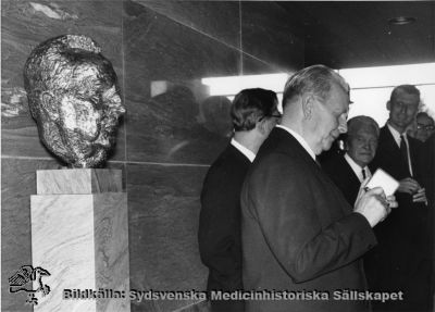 Troligen landstingsmannen Torsten André vid en skulptur av honom själv
Omärkt bild. Foto i entréhallen till c-blocket på Lasarettet i Lund, rimligen i samband med invigningen 1968.
Nyckelord: Lasarettet;Lund;Kapsel 17