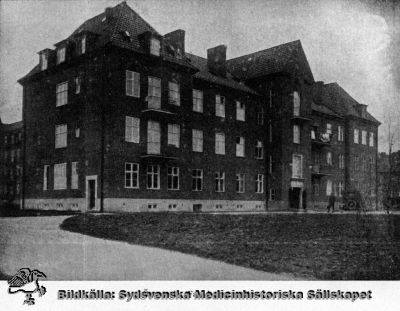 Öronavdelningen i Lund på 1930-talet
Fasad mot väster. Tryckt bild, monterad. Rimligen från början av 1930-talet då huset var nybyggt. Låg tillsammans med många andra monterade bilder publicerade i Flaum 1968; dock ej denna.
Nyckelord: Kapsel 17;Lund;Lasarettet;Öron;Öronklinik