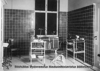 Behandlingrum på öronkliniken i Lund före om- och tillbyggnad
Rimligen före ombyggnaden 1951. 
Fotograf: Otto Ohm. Malmö. Originalfoto, monterat
Nyckelord: Öronklinik;Lasarettet;Öron;Lund;Kapsel 17