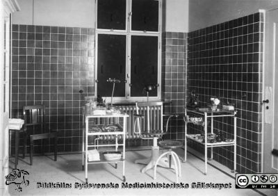 Undersöknings- och behandlingsrum på Öronkliniken i Lund
Före om- och tillbyggnad. Fotograf, Otto Ohm. Malmö. Originalfoto, monterat. Samma scen som i bild SMHS11681 som kommer från gammalt 35mm repronegativ. 
Nyckelord: ronklinik;Lasarettet;Öron;Lund;Kapsel 17