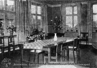 Öronavdelningen i Lund. Väntrum i polikliniken. 
Rimligen från 1930-1950-talen. Rastrerat tryck. Ligger tillsammans med bilder för Flaums lasarettshistorik 1968 Proveniens okänd.
Nyckelord: ronavdelning;ron;ronkliniken;Vårdavdelning;Väntrum;Lasarettet;Lund