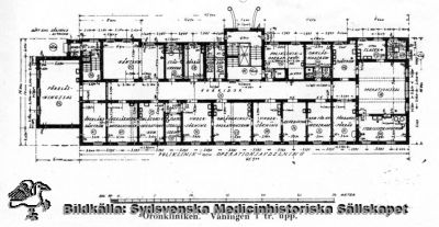 Öronkliniken i Lund
Måttsatt planritning. Våningen 1 tr. upp (= bottenvåningen). Öronkliniken byggdes i början på 1930-talet, och ritningen hänför sig troligen till detta bygge. Från tryckt förlaga med okänd proveniens. 
Nyckelord: Tryck;Planritning;ronkliniken;Våningen;Lund;Lasarettet;Måttsatt;Kapsel 17