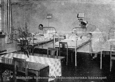 Barnsal på öronavdelningen i Lund 
Rastrerat tryck, troligast från 1930-1950-talen. Ligger tillsammans med bilder för Flaums lasarettshistorik 1968, men är inte publicerad där. Okänd proveniens. Barn- och kvinnoavdelning låg på våning 2.
Keywords: Kapsel 17;Regionarkivet;Öronavdelning;Barnsal