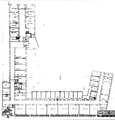Plan av kvinnoklinikens andra våning efter om- och tillbyggnaden 1952-55
 Sjukrummen ligger utåt och bilokalerna inåt gården, vilket möjliggjordes genom tillbyggnad inåt gården, så att korridoren blivit en centralkorridor. Reprofoto.
Nyckelord: Kapsel 17;Lasarettet;Lund;Kvinnokliniken;Ritning;Arkitekt