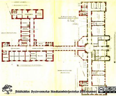 Plan över kirurgiska klinikens bottenvåning från 1868 med om- och tillbyggnaden 1905 utmärkt med rött
Ur lasarettets årsrapport 1905. Publicerad i Flaum 196, sid. 195
Nyckelord: Kapsel 17;Lasarettet;Lund;Kirurgisk;Klinik;Bottenvåning;rsrapport