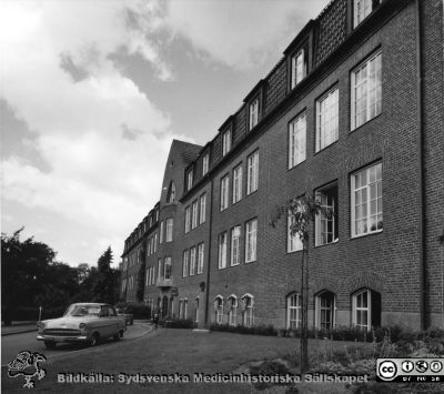 Medicinska klinikens södra fasad. 
Foto på 1960-talet. Originalfoto, monterat
Nyckelord: Lasarettet;Lund;Universitetssjukhus;Medicin;Klinik;Internmedicin