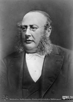 Sven Gustaf Trädgårdh (1832-86)
Underläkare på KH, lärare i patologi och slutligen professor i praktisk medicin. Foto erhållet av dr Christoffer Trädgårdh, Sölvesborg, sonson till Gustaf Trägårdh. Originalfoto, monterat. Publicerad på sid 181 i Flaum 1968.
