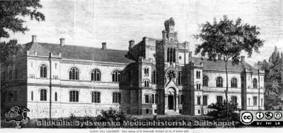 Kirurgiska kliniken från 1867-68. i "Ny illustrerad tidning" 1867 efter teckning direkt på stocken av byggnadens arkitekt Helgo Zettervall. 
Text på bilden: LUNDS NYA LAZARETT. Efter ritning af H. Zetterwall, tecknadt på trä af honom sjelf.
Publicerad i Flaum 1968, sid 153. Reprofoto, monterat.
Notera gärna att bilden är spegelvänd eftersom den ritades direkt på tryckstocken.
Nyckelord: Kapsel 17;Lund;Lasarett;Kirurgisk;Klinik;Arkitekt