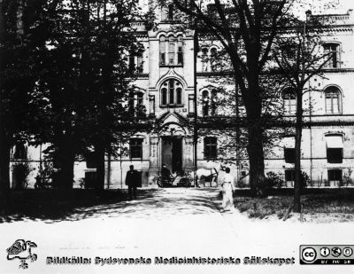 Ögonkliniken i Lund på 1890-talet
Framför ingången lasarettsdirektören Nils Ohlsson-Gadde i trillan med den vita hästen. Foto: Lunds universitetsbibliotek. Publicerad i Flaum 1968, sid.183. Reprofoto
Nyckelord: Kapsel 17;Lund;Lasarettet;Södra;Ögonklinik;Ögon