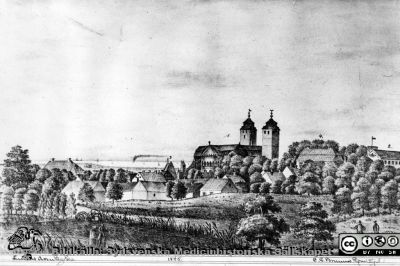 Lund och domkyrkan från nordost. 
Man ser utom domkyrkan akademien (Lundagårdshuset) med tornet (nr.2), det av P.H. Ling 1816 uppförda boningshuset, det första med tre våningar i Lund, det s.k. Herrehuset (nr.4) och Laurentiikapellet, "Liberiet" (nr.3). Teckning av C.G. Brunius 1845. Reprofoto,monterat
Nyckelord: Kapsel 17;Universitet;Lund;Panorama