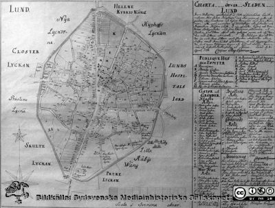 "Charta öfver Staden Lund Inom Wallarne
Reprofoto, omärkt. 
Upprättat förut år 1794 av framledne Landtmätaren Herr Johan Bergman, dock ... Nu uppå anmodan af Walloflige Magistraten och Respective Stadsens äldsta, å nyo afmmäten ...
Lund d. 21 April, 1784. Caspar Mag. Espman.
Nyckelord: Kapsel 17;Lund;Karta;1700-talet