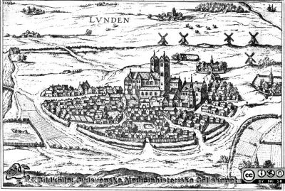 Franz Hogenbergs kopparstick över staden Lund
Anläggningen med kyrkan i nedre högra hörnet har ansetts föreställa spetälskehospitalet. Tryckt bild, monterad. Ett originaltryck lär finnas på UB i Lund.
Nyckelord: Kapsel 17;Lund;Kopparstick