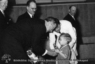 Barnkliniken i Lund invigs 1951 av H.M. Konungen
Professor Sture Siwe (1897-1966) vid det nya barnsjukhusets invigning 1951 i närvaro av konungen. Till vänster ses landstingets dåvarande ordförande Rudolf Anderberg. Publicerad i Flaum 1968, sid.251. Originalfoto. Monterat
Nyckelord: Kapsel 18;Lasarett;Område;Norra;Barnsjukhus;Invigning