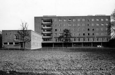 Den nya barnkliniken från år 1951.
Fasad åt söder. Foto i Lasarettsarkivet. Originalfoto Monterat
Nyckelord: Kapsel 18;Lasarett;Lund;Barnsjukhus;Fasad;Söder