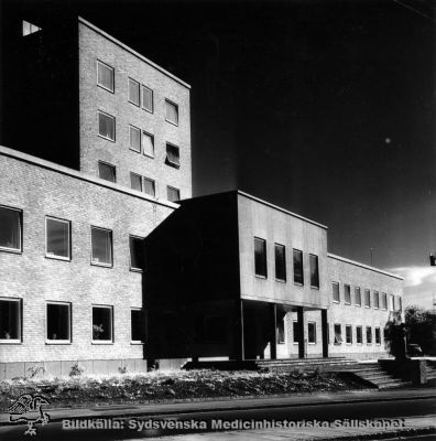 Barnkliniken från år 1951. Fasad mot Getingvägen.
 Foto senast 1968. Originalfoto Monterat
Nyckelord: Kapsel 18;Barnsjukhus;Lasarett;Lund;Lasarettsområde;Norra;Område