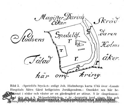 "Spetelöfs Stycket" 
Bild 5. "Spetelöfs Stycket" enligt Joh. Hielmbergs karta 1745 över Lunde Hospitals Sätes Gård heligeistes Jordegendom." Området ses här begränsat i söder och väster av en gärdesgård av störar. S är "ängrännan" med den nu s. k. Skönadalsbäcken, r är "lergrutig jord, ringa Råg och Kornjord", T betäcknar "hårdwall" och u är "rudera, till gamla Hospitalet". Reprofoto av en tryckt bild. Monterat
Nyckelord: Kapsel 18;Karta;Planritning;Helgeand;Helgeandsgården