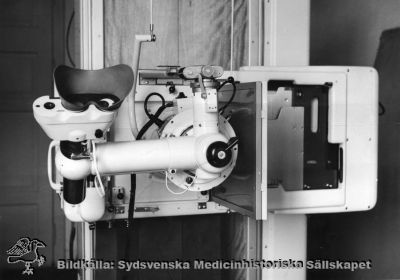Bildförstärkare på röntgenapparat
Omärkt bild. Originalfoto. Monterat. Tidig bildförstärkarutrustning med småbildskamera på en röntgenapparat (typ Forssellstativ) för genomlysning. Använd på röntgenavdelning II i Lund under 1960-talet.
Nyckelord: Kapsel 18;Radiologi;Utrusntning;Instrument;Apparat