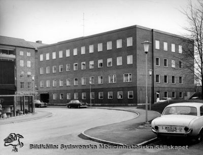 Barnpsykriatiska kliniken från år 1965. 
Till vänster skymtar psykiatriska kliniken i bakgrunden. Foto i Lasarettsarkivet. Publicerad i Flaum 1968 på sid. 255. Originalfoto. Monterat
Nyckelord: Kapsel 18;Psykiatri;Barn;Lasarett;Lund;Område;Norra