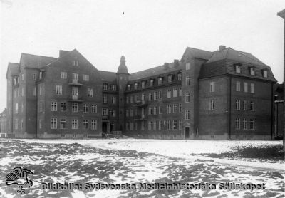 Ortopediska kliniken i Lund nära 1930
Ortopediska kliniken sedd från nordväst, c:a 1930. De nedersta fönstren i huskroppen till vänster tillhör poliklinikmottagningen och de ovanför operationsavdelningen. Ännu är ingenting planterat utanför. Originalfoto. Monterat.
Nyckelord: Kapsel 18;Kirurgisk;Ortopedi;Område;Lasarettet;Lund