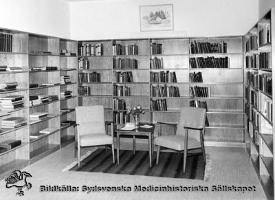 Biblioteket på Ortopediska kliniken
Foto i mitten på 1900-talet. Originalfoto. Monterat
Nyckelord: Kapsel 18;Lasarettet;Lund;Lasarettsbibliotek;Norra;Området