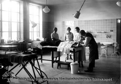 Ortopediska kliniken i Lund: Behandlingsrum. 
Fotograf: Otto Ohm Malmö. Originalfoto i mitten på 1900-talet. Monterat
Nyckelord: Kapsel 18;Kirurgi;Ortopedi;Behandling