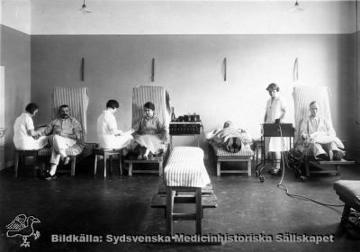 Gymnastiksalen på ortopediska kliniken i Lund
Ortopediska kliniken i Lund: Gymnastiksalen. Fotograf: Otto Ohm Malmö, på 1930-talet då kliniken var ny. Publicerad av Wiberg i Sydsvenska Medicinhistoriska Sällskapets Årsskrift 1979 sid. 129. Originalfoto. Monterat.
Nyckelord: Kapsel 18;Lasarett;Lund;sjukgymnastik;Fysikalisk terapi