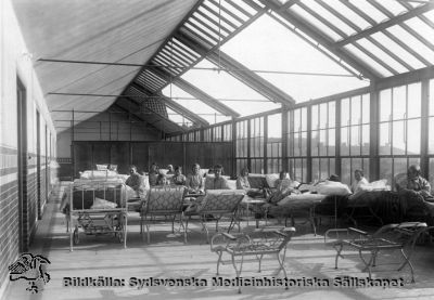 Ortopediska kliniken i Lund i mitten av 1900-talet
Solningsverandan på ortopediska kliniken: Damavdelning. Fotograf: Otto Ohm Malmö. Originalfoto i mitten på 1900-talet. Monterat
Nyckelord: Kapsel 18;Ortopedi;Området;Tuberkulos;Behandling;Lasarettet;Lund;Norra;Tbc