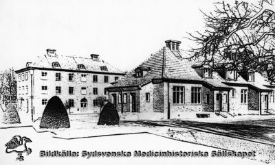 Epidemisjukhuset från år 1927: observationspaviljongen och administrationbyggnaden. 
Administrationbyggnaden i fonden kvarstår som lasarettets personalavdelning. Observbationspaviljonen revs i början på 1960-talet för att ersättas med en ny infektionsklinik.. Reprofoto. Monterat
Nyckelord: Kapsel 18;Lasarettet;Lund;Norra;Området;Infektion;Infektionsklinik