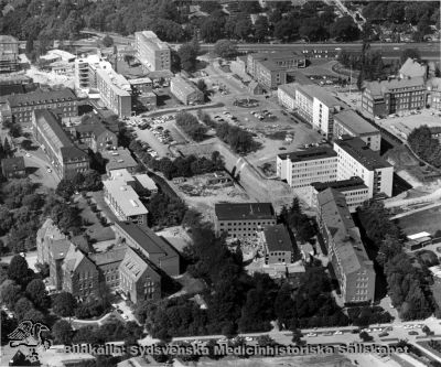 Flygfoto över norra lasarettsområdet i Lund, från ostsydost
Sölvegatan löper längs bildens nedre kant. I nedre vänstra hörnet ses zoologiska institutionen. Bildmitten visar den plan som centralblocket skall byggas på. Till höger i bilden laboratorieblocket och strax ovan detta AB-blocket. Uppe i högra hörnet dåvarande folkskoleseminiariet. Foto i början av 1960-talet. 
Nyckelord: Kapsel 18;Lasarett;Lund;Norra;Området;Flygfoto