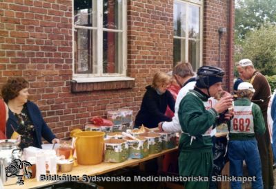 Matkontroll vid cykeltävling
Omärkt bild i kapsel med bilder från St Lars. Originalfoto Ej monterat. Rimligen från en cykeltävling på St Lars. Cyklisterna har cykelhjälmar, så bilden bör vara från slutet på 1900-talet.
Nyckelord: Kapsel 19;St Lars;Lund;Idrott;Cykel;Tävling