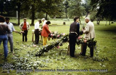 Midsommar på St Lars 1985
Tillhör S:T Lars sjukhusmuseum, personal, majstången göres i ordning 1985	Originalfoto. Ej monterat
Nyckelord: Kapsel 19;St Lars;Lund;Personal;Fest;Midsommar