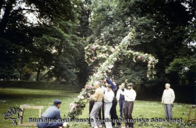 Midsommar på St Lars 1985
Tillhör S:T Lars sjukhusmuseum, personal, majstången göres i ordning 1985. Originalfoto. Ej monterat
Nyckelord: Kapsel 19;St Lars;Lund;Personal;Fest;Midsommar