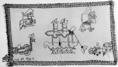 Anonymt patientterapiarbete från St Lars 1923, broderi. 
Fotograf Bo Wiberg, foto och AV-verksamheten, Lasarettet i Lund. Originalfoto. Ej monterat
Nyckelord: Kapsel 19;St Lars;Lund;Patientarbete;Terapi;Textil;Broderi