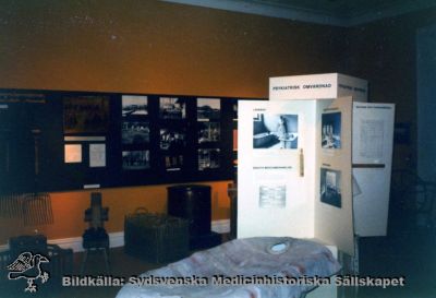 Utställning om psykiatri och psykologi på Medicinhistoriska Museet på St Lars i Lund. Bl.a. ett badkar för långbad.
S:t Lars museet. Omärkt originalfoto. Ej monterat. 
Nyckelord: Kapsel 19;St Lars;Museum;Interiör;Utställning;Psykiatri;Omvårdnad;Långbad