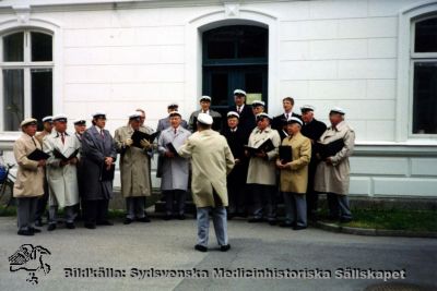 S:t Larsparkens dag 1997
Manskören "Allmänna sånger" underhåller. Originalfoto Ej monterat
Nyckelord: St Lars;Lund;Fest