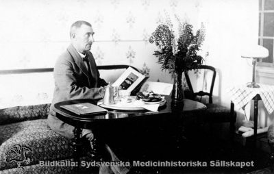 Manlig skötare i sitt bostadsrum på St Lars sjukhus c:a 1920
Originalfoto. Ej monterat
Nyckelord: Kapsel 20;St Lars;Lund;Skötare;Mentalvårdare;Bostad