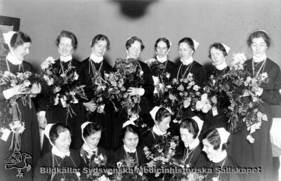 Examensdag, mentalsköterskor i Lund c:a 1932
Påskrift "Färdig sjuksköt 1932?", dvs mentalsköterskor efter sin examen c:a 1932. Originalfoto. Ej monterat
Nyckelord: Kapsel 20;St Lars;Lund;Personal;Mentalvårdare;Sköterska;Kursbild