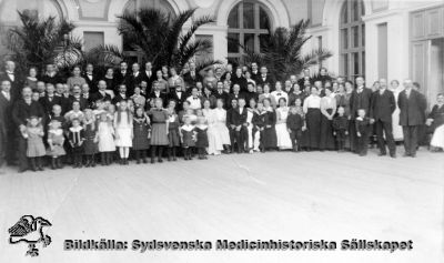 Personalfest på St Lars i Lund
Påskrift: "Pesonalfest i festsalen i västra förvaltningsbyggnaden. Lunds Hospitals och Asyls Betjäning". Vykort, ofrankerat och ostämplat. Originalfoto, troligast från 1900-talets första halva. "Aslylen" lades formellt sett ned 1910 och blev västra sjukhuset vid Lunds Hospital, men namnet "Asylen" levde likväl länge kvar.Ej monterat
Nyckelord: Kapsel 20;St Lars;Lund;Personal;Kalas;Fest