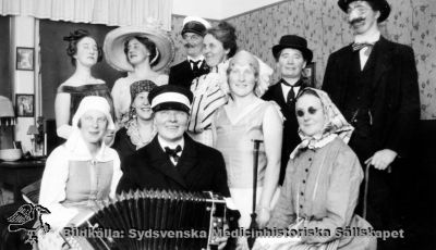 Teateruppsättning på St Lars i Lund
Påskrift: "Skänkt av Signe Hommerberg föreståndare 1920-46". Originalfoto i kapsel med bilder från St Lars i Lund. Ej monterat.
Nyckelord: Kapsel 20;St Lars;Lund;Personal;Teater;Revy