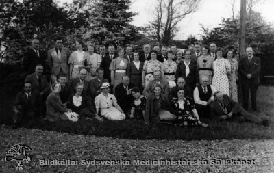 Fackförbundsmöte med ekonomipersonal från bl.a. St Lars år 1937
Kapsel 20, bilder från St Lars. Påskrift: "Statens Sinnessjukhus Ekonomip. Förbund Avd. 10. 20-årsfest i Östratorj (Östraborg?) juni 1937". Originalfoto. Ej monterat
Nyckelord: Kapsel 20;St Lars;Lund;Personal;Fest;