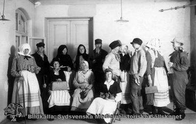 Teaterföreställning eller kanske maskerad på St Lars i Lund
Kapsel 20, St Lars-bilder. Fotografiskt vykort, 1900-talet. Påskrift: "Tvättpersonal". Kanske en teaterföreställning? Originalfoto. Ej monterat
Nyckelord: Kapsel 20;St Lars;Lund;Personal;Teater